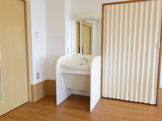 洗面台が備わる居室