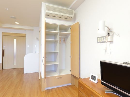 明るい居室のクローゼット