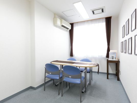 会議室のテーブルと椅子