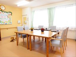 明るい共有ダイニング