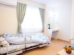 明るい居室の風景