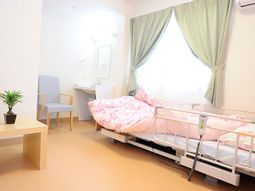 明るい居室の様子