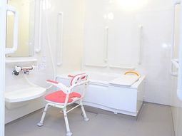 バリアフリーの浴室設備