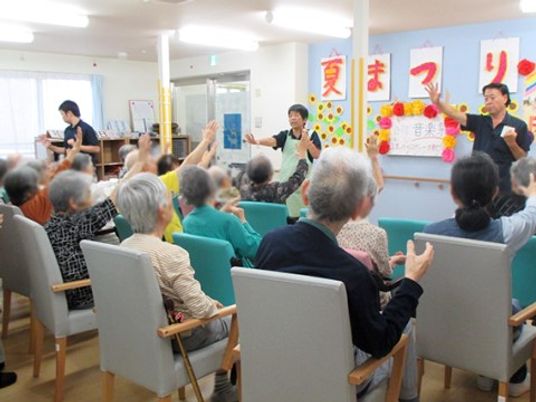 明るい多目的室の様子