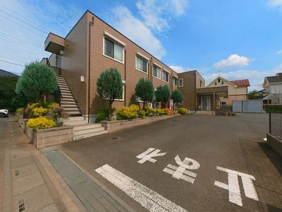 落ち着いた色合いの外観