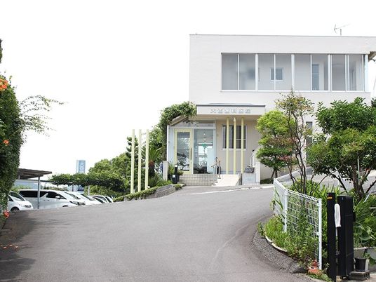 緩やかな坂のある外観  