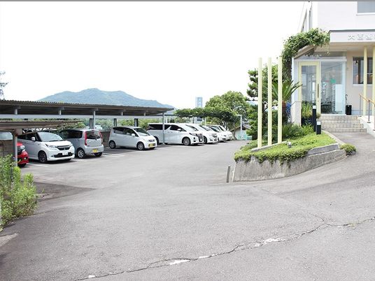 駐車場と入口の外観  