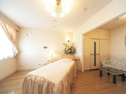 明るい個室の居室  