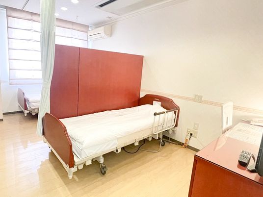 明るい居室のベッド  