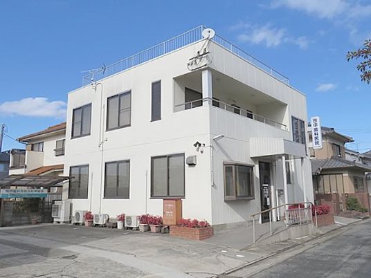 白い建物の外観  