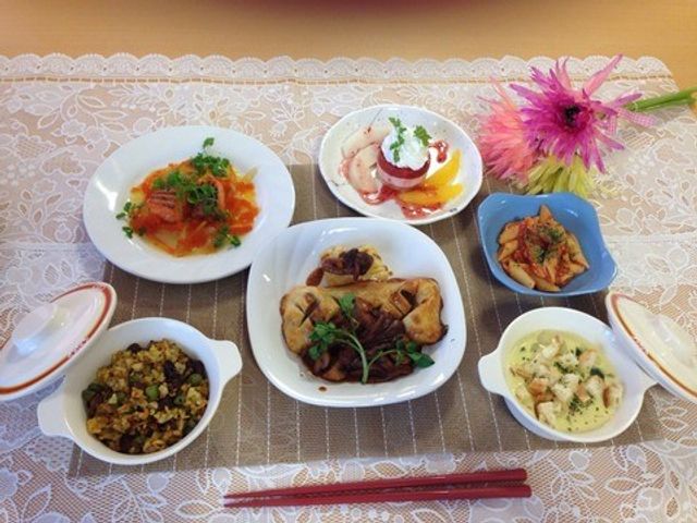 彩り豊かな食事内容 給食 栄養バランスを考慮したカラフルな食事が準備されており、食事の時間が楽しみになるよう心がけています。