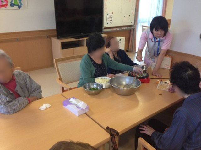 共有スペースでの活動 イベント スタッフが優しく対応している明るく広々とした場所です。様々な活動が行われており、コミュニケーションの場となっています。