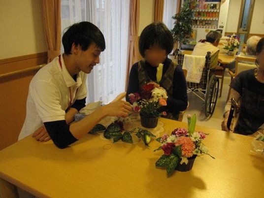 花を活けるスタッフと利用者