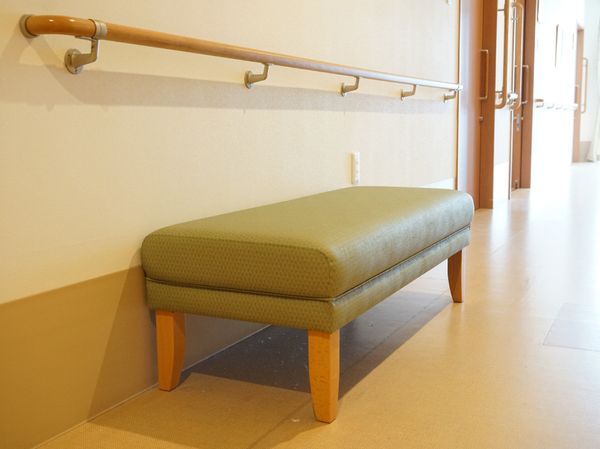 廊下にある休憩用ベンチ
