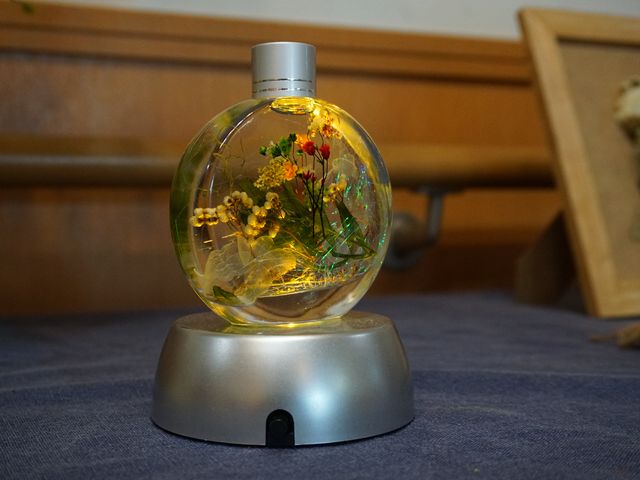 花が入った透明なボトル 展示物 温もりを感じさせる装飾のあるリビングです。慣れ親しんだ居心地の良い空間で、心穏やかな時間を過ごせます。