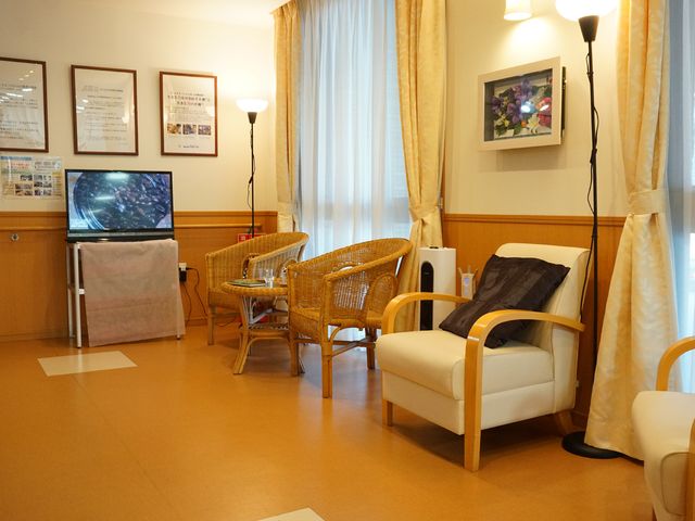 居心地の良いラウンジ リビング 落ち着いた雰囲気のラウンジは、椅子に座ってリラックスできる場所です。肩を寄せ合いながらの会話やテレビ鑑賞も楽しめます。