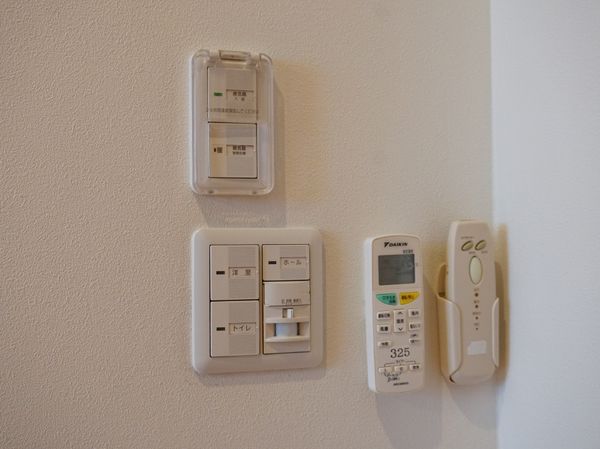 壁に取り付けられたエアコンのリモコン