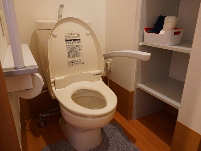 バリアフリートイレ トイレ 安全な手すり付きの清潔なトイレです。自立した生活を支援する設備が整っています。