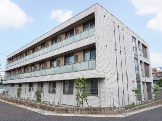 白い壁のモダンな外観