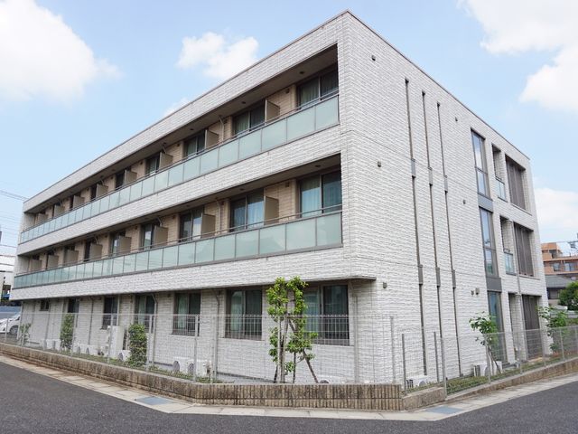 白い壁のモダンな外観 外観 清潔感のあふれる白い壁の建物で、お仕事での新たなスタートにふさわしい環境です。