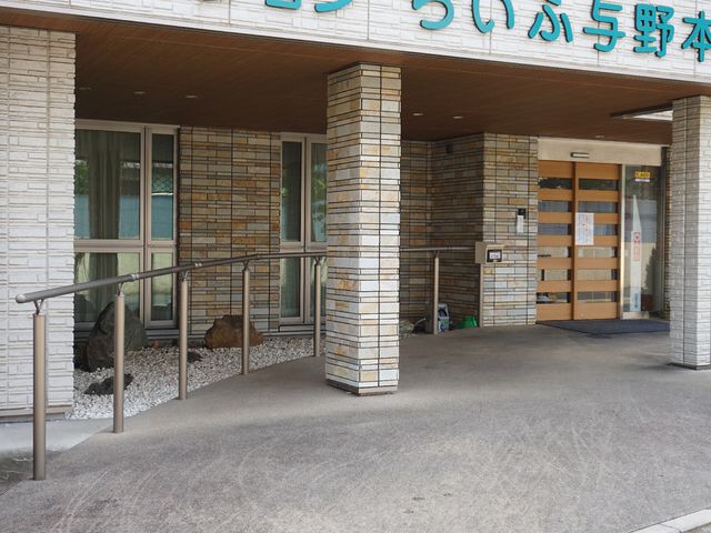 玄関アプローチの様子 玄関 明るくきれいなエントランスは、バリアフリー設計で、皆様を温かくお迎えします。安心してご勤務いただける環境が整っております。