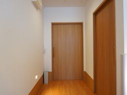 シンプルな木製の扉