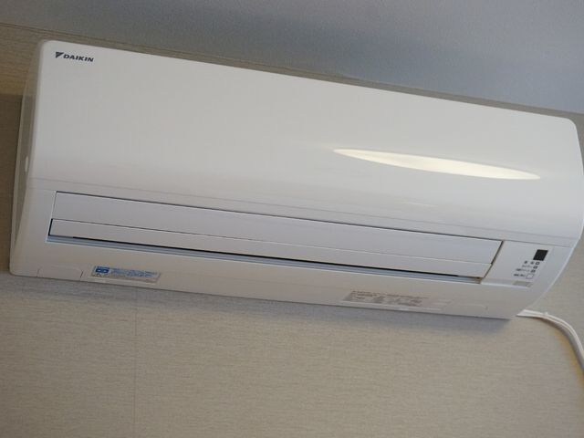 清潔なエアコン 居室 最新設備の快適な空調を実現するエアコンが備え付けられており、一年中快適な環境でお過ごしいただけます。