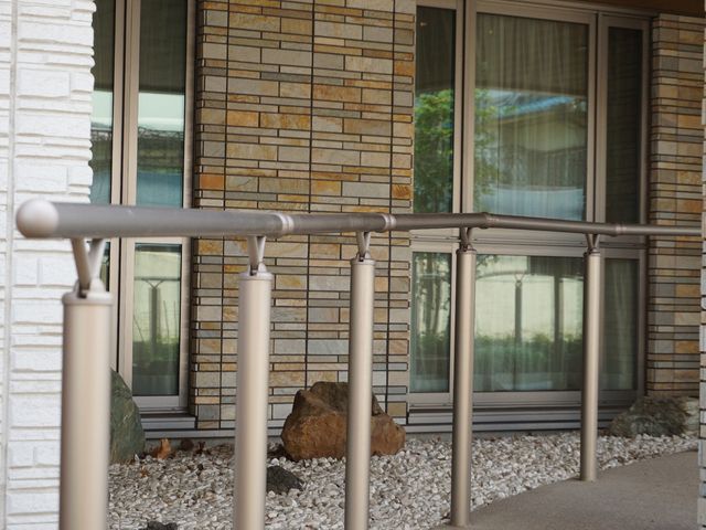 玄関先の手すりと庇 玄関 ゆとりあるエントランスは、訪れる方々を優しく迎えています。手すりが整備されており、安全にお過ごしいただけます。