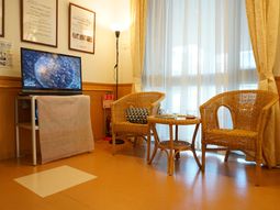 ラタンの椅子とテレビの部屋