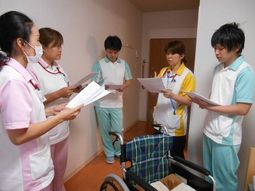 スタッフが会議をしている様子