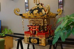 金色の装飾が鮮やかな神輿