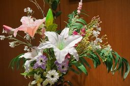 色とりどりの花々の生け花