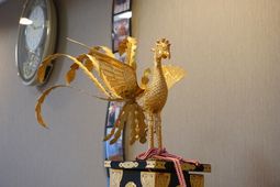 金色の鳳凰の装飾品