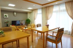 共有リビングの明るい空間