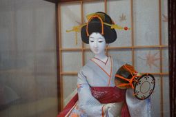 伝統的な人形と和室