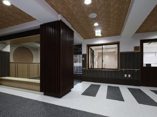和モダンなエントランス エントランスホール 落ち着いた雰囲気のエントランスです。和とモダンが調和したデザインで、訪れる人を温かく迎えます。