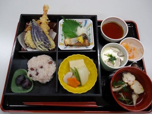 和風バランス良い食事 お食事 栄養バランスを考慮した和風の食事が並んでおり、日本の伝統的な味覚を楽しめます。彩り豊かで目にも鮮やかな食事で、食べる喜びをお感じいただけることでしょう。