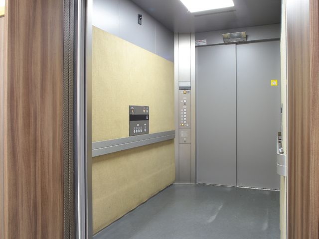 清潔なエレベーター内部 エレベーター 広々としたエレベータは快適な移動を支援します。清潔感ある内装で安心です。