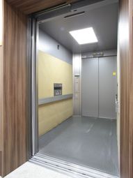 モダンなエレベーター内観