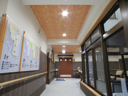 温かみのある廊下と掲示物