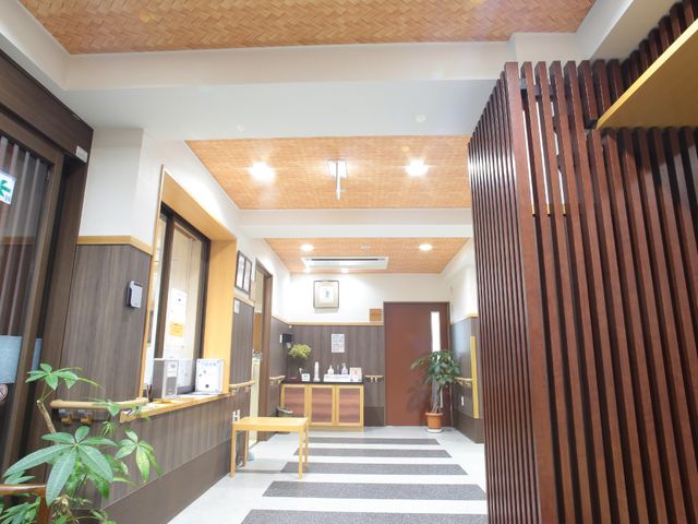 快適な施設のエントランス 受付前 暖かい光が迎えるエントランスには清潔感があり、安心してお仕事が始められます。
