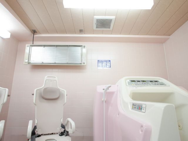 ピンクの浴室設備 風呂場 清潔感のある設備が整っており、安全に配慮された設計です。