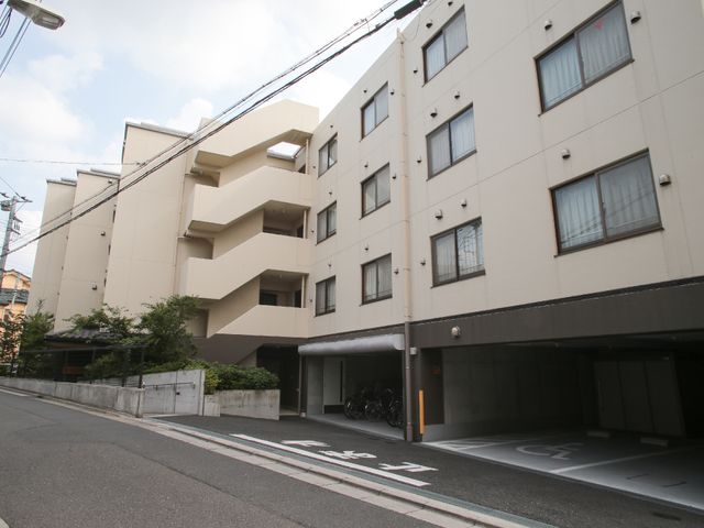 モダンな建物外観 外観 清潔感のある外壁と落ち着いた色合いが印象的な建物です。