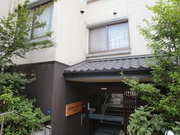 エントランスと緑の樹木