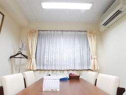 明るい食堂の風景