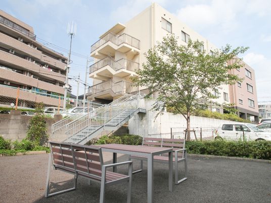 建物前のベンチと緑