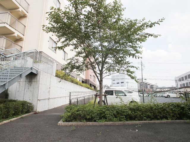 緑豊かな建物外観 外観 新緑が映える階段の横、安らぎを感じさせる空間が広がっています。