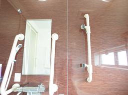 手すりと鏡の設備