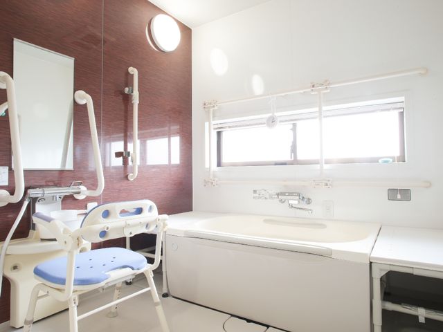 清潔な浴室設備 お風呂場 . 手すり付きで安全性に配慮された快適な浴室です。充実した設備でゆったりとした時間を過ごせます。