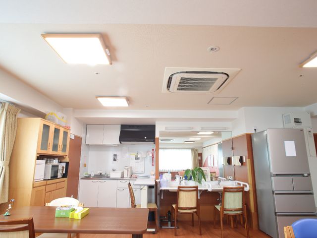 共有キッチンとダイニングスペース 食堂 明るく広々とした食事の場がそろっており、共同生活に適した空間です。
